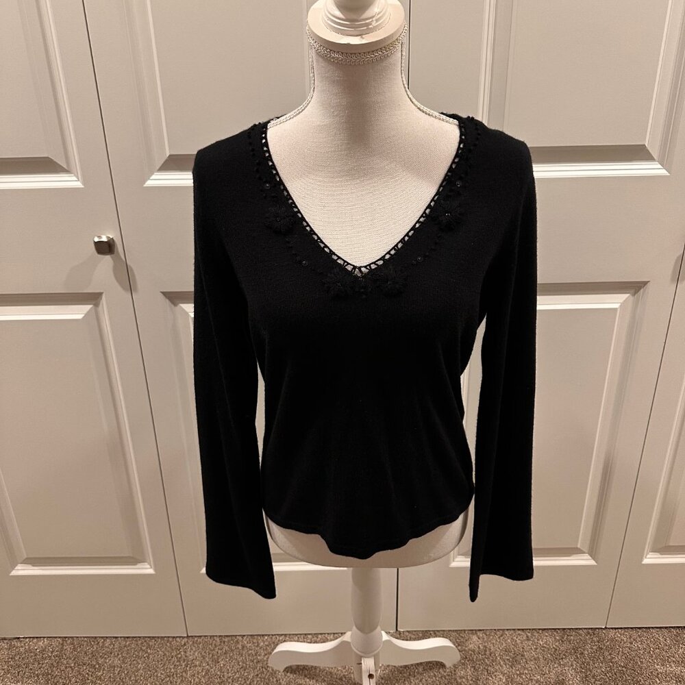 New v-neck Jones Wear size large dress knit shirt with floral details at neck